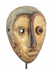 MC1076 Masque Idimu LEGA  visage typique en forme de coeur Congo