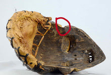 Détail fente ou fissure sur le bois du masque Pende, art ancien