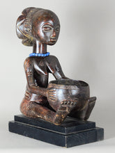 VENDU / SOLD ! MC2250 Belle porteuse de coupe LUBA bowl Bearer