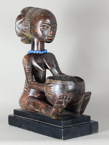 VENDU / SOLD ! MC2250 Belle porteuse de coupe LUBA bowl Bearer