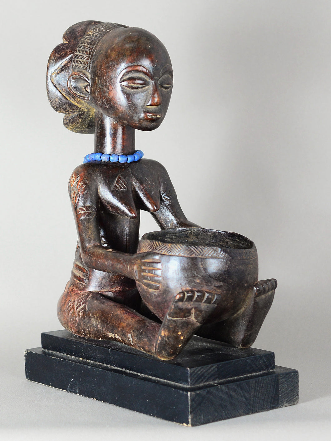 VENDU / SOLD ! MC2250 Belle porteuse de coupe LUBA bowl Bearer