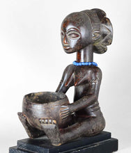 VENDU / SOLD ! MC2250 Belle porteuse de coupe LUBA bowl Bearer