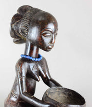 VENDU / SOLD ! MC2250 Belle porteuse de coupe LUBA bowl Bearer