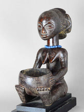 VENDU / SOLD ! MC2250 Belle porteuse de coupe LUBA bowl Bearer