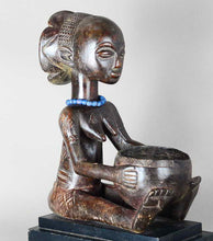 VENDU / SOLD ! MC2250 Belle porteuse de coupe LUBA bowl Bearer