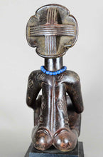 VENDU / SOLD ! MC2250 Belle porteuse de coupe LUBA bowl Bearer