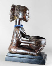 VENDU / SOLD ! MC2250 Belle porteuse de coupe LUBA bowl Bearer