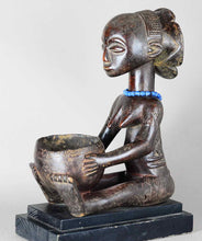 VENDU / SOLD ! MC2250 Belle porteuse de coupe LUBA bowl Bearer