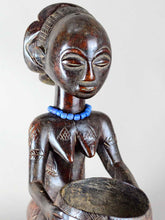 VENDU / SOLD ! MC2250 Belle porteuse de coupe LUBA bowl Bearer