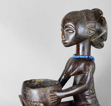 VENDU / SOLD ! MC2250 Belle porteuse de coupe LUBA bowl Bearer