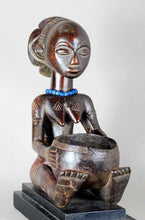 VENDU / SOLD ! MC2250 Belle porteuse de coupe LUBA bowl Bearer