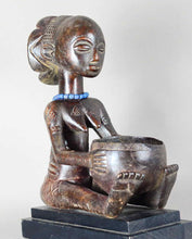 VENDU / SOLD ! MC2250 Belle porteuse de coupe LUBA bowl Bearer