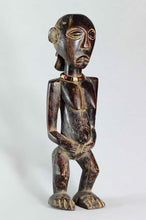 MC1649 Puissante statue cultuelle féminine Luba  Female Figure Congo Rdc