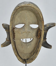 MC1684 Beau masque guerrier Boa Pongdudu Congo warrior mask